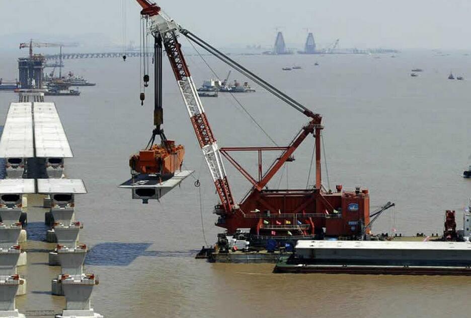 上海打捞局吊装东海大桥桥梁